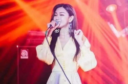 小姐姐捧着手机唱歌图片,小姐姐的独特演绎